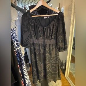 1 dress Esprit sizes 8, 100% Polyester/100% Nylon.